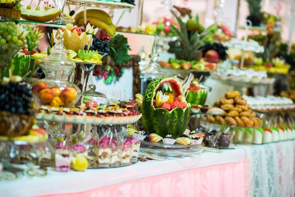 Przyjęcie weselne. Stolik z owocami i słodyczami — Zdjęcie stockowe