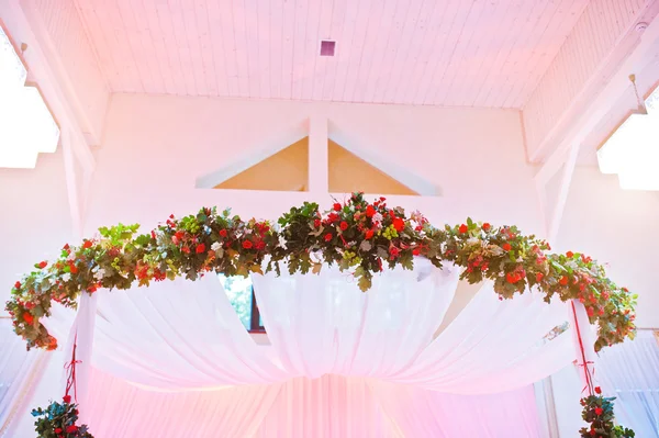 Great wedding table of newlyweds on restaurant — Stock Photo, Image