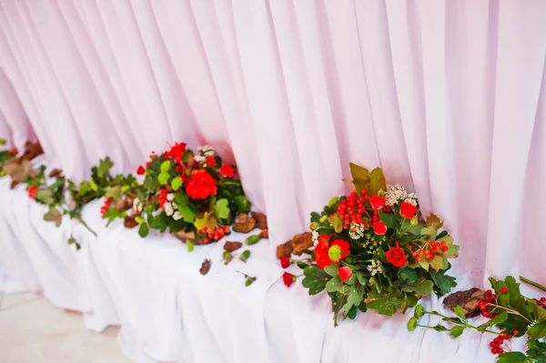 La decoración de las flores de boda en la mesa de boda de los recién casados — Foto de Stock