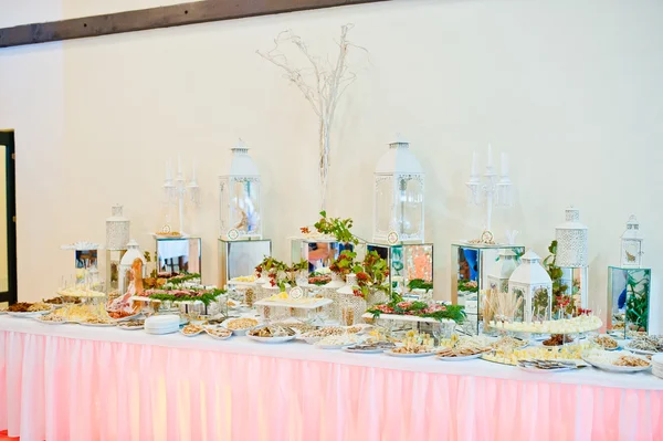 Réception de mariage. Table de fromages, viandes et arachides — Photo