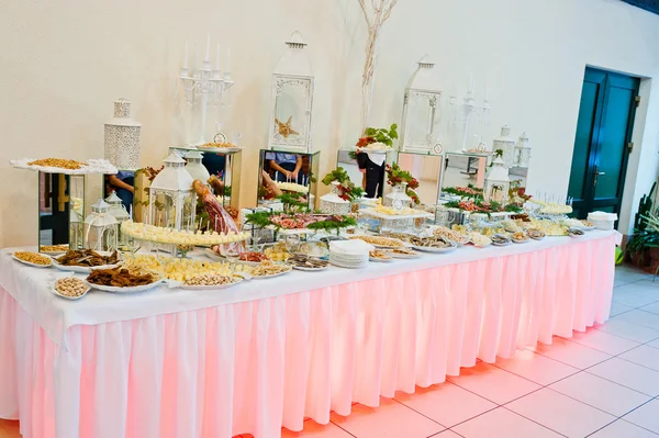 Hochzeitsempfang. Tisch mit Käse, Fleisch und Erdnüssen — Stockfoto