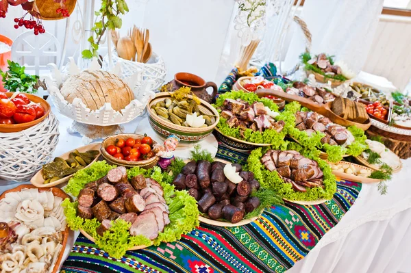 Przyjęcie weselne. Krajowych ukraiński tabela z kiełbasą i boczkiem — Zdjęcie stockowe