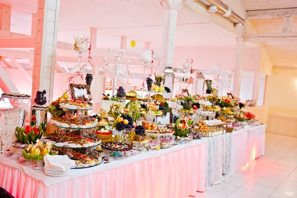 Свадебный прием. Стол с фруктами и конфетами — стоковое фото