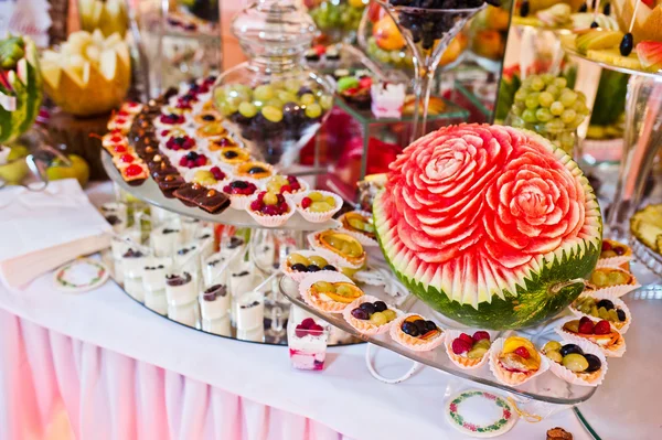 Réception de mariage. Table avec des fruits et des bonbons — Photo