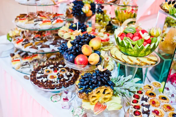 Recepción de boda. Mesa con frutas y dulces —  Fotos de Stock