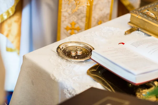 Wedding rings on church on discus — Stock Photo, Image