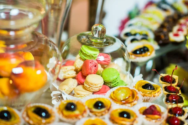 Recepción de boda. Mesa con frutas y dulces —  Fotos de Stock