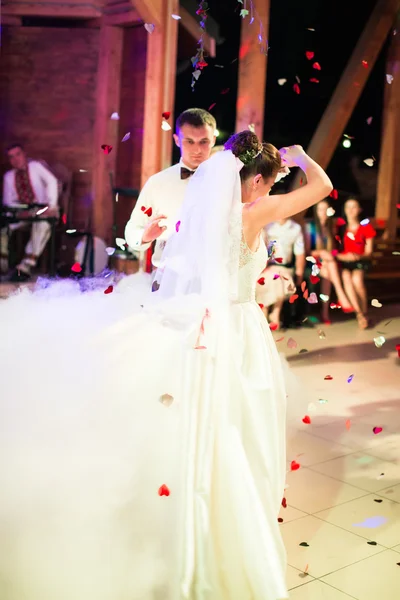 Dança de casamento em restaurante com luzes varioius e fumaça — Fotografia de Stock