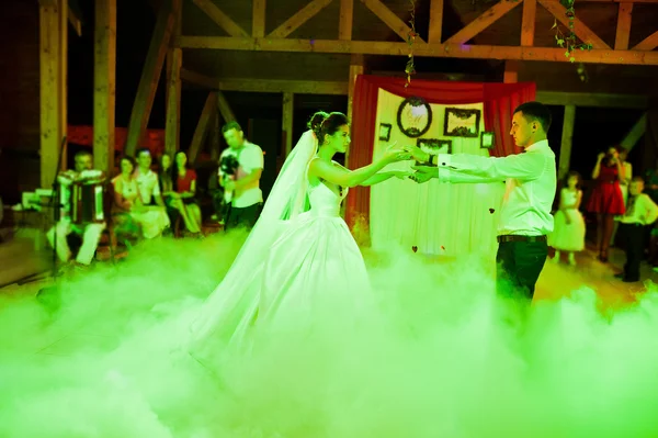 Baile nupcial en restaurante con luces varioius y humo — Foto de Stock