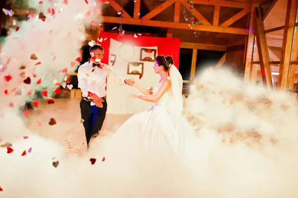 Dança de casamento em restaurante com luzes varioius e fumaça — Fotografia de Stock