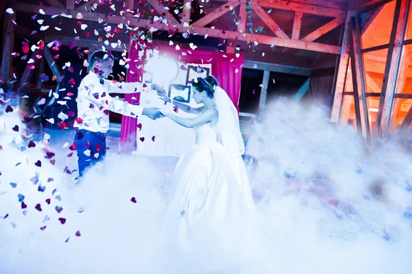 Dança de casamento em restaurante com luzes varioius e fumaça — Fotografia de Stock