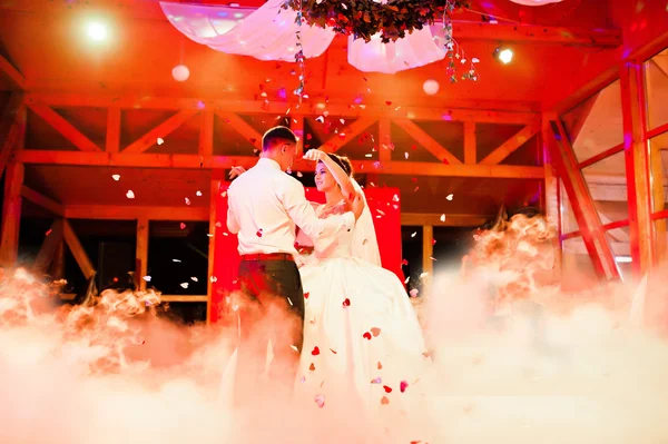 Свадебный танец в ресторане с различными огнями и дымом — стоковое фото