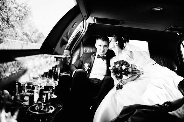 Весільна пара в приміщенні лімузин — стокове фото