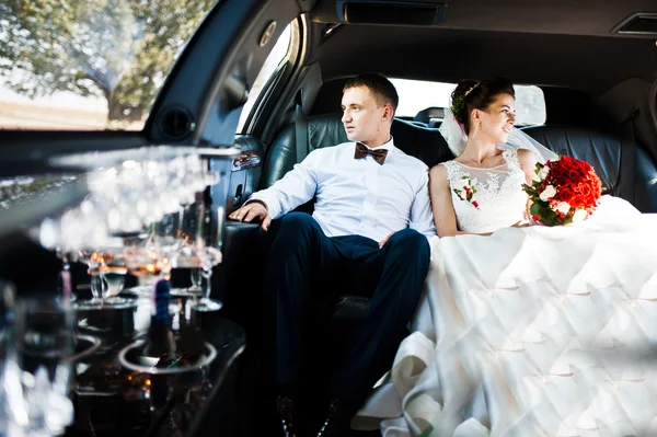 Mariage couple intérieur la limousine — Photo