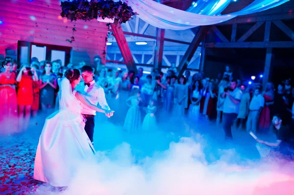 Wedding dance in restaurant with varioius lights and smoke — Stock Photo, Image