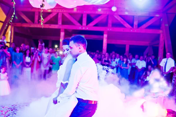 Wedding dance in restaurant with varioius lights and smoke — Stock Photo, Image