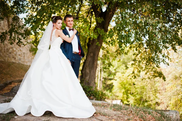 Prachtige bruidspaar in herfst park in liefde — Stockfoto