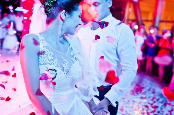 Dança de casamento em restaurante com luzes varioius e fumaça — Fotografia de Stock