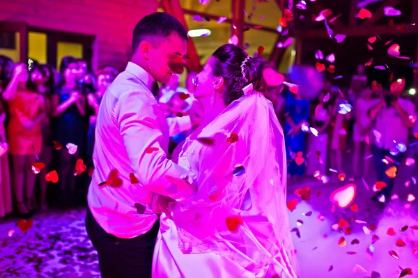 Baile nupcial en restaurante con luces varioius y humo — Foto de Stock