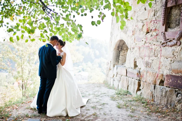 Hermosa pareja de boda en el parque de otoño en el amor —  Fotos de Stock