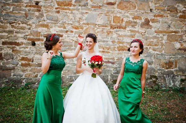 Bride with bridesmaids in green dress — Stock Photo, Image