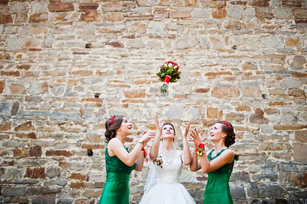 Braut mit Brautjungfern im grünen Kleid — Stockfoto