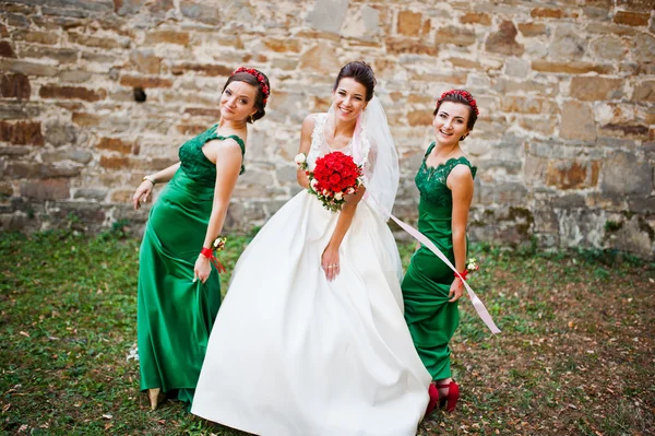 Bride with bridesmaids in green dress — Stock Photo, Image