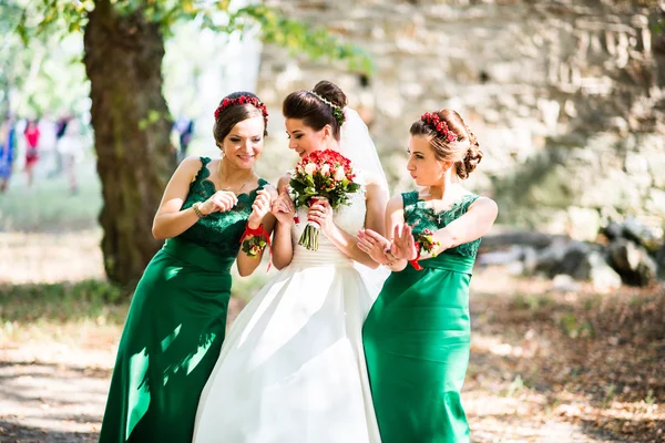Bride with bridesmaids in green dress — Stock Photo, Image