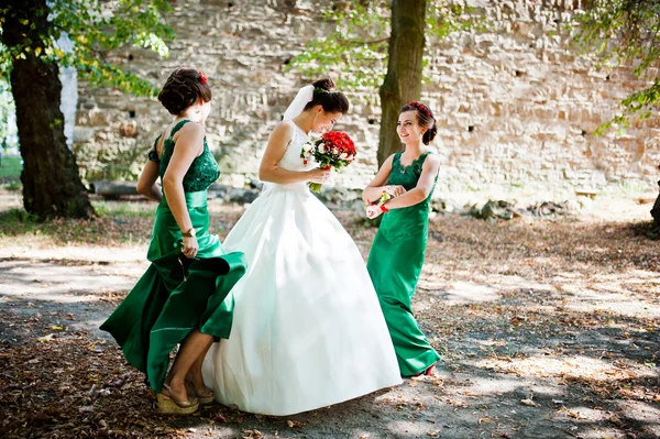 Braut mit Brautjungfern im grünen Kleid — Stockfoto