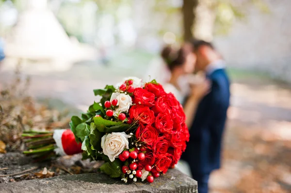 Hochzeitsstrauß mit weißen und roten Rosen — Stockfoto