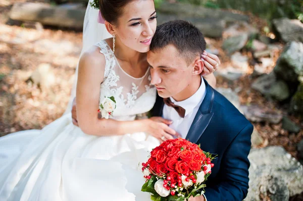 Prachtige bruidspaar in herfst park in liefde — Stockfoto