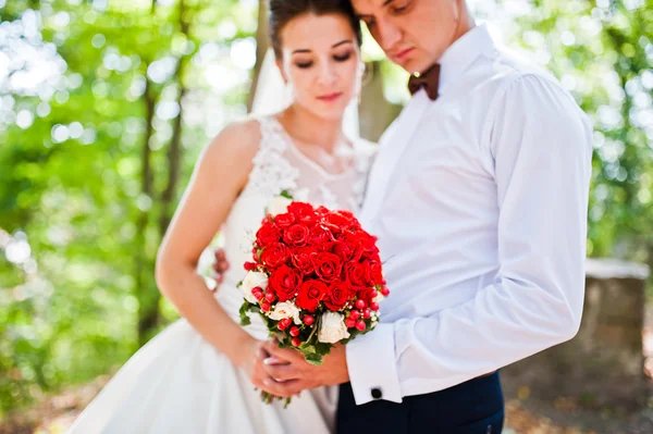 Hermosa pareja de boda en el parque de otoño en el amor — Foto de Stock