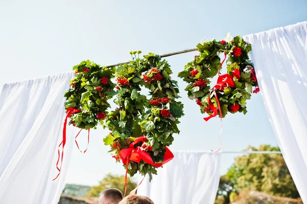 Krans på inredning i bröllopsceremonin — Stockfoto