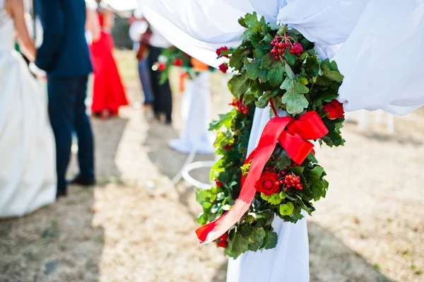 Krans på inredning i bröllopsceremonin — Stockfoto