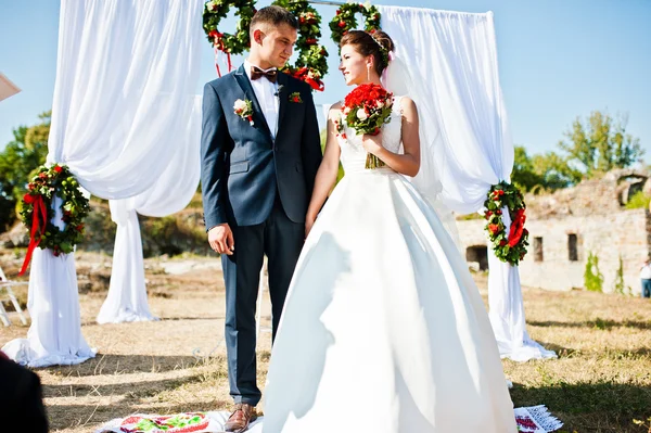 Recém-casados na cerimônia de casamento no dia ensolarado — Fotografia de Stock