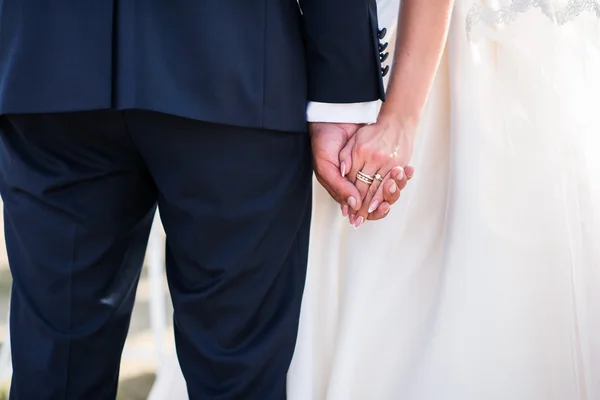 Hand in hand of wedding couple — Stock Photo, Image