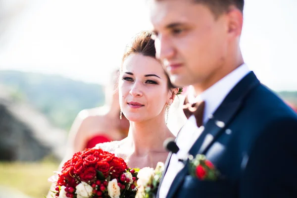 Recém-casados na cerimônia de casamento no dia ensolarado — Fotografia de Stock