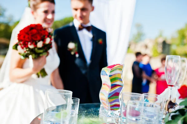 Recién casados en ceremonia de boda en día soleado — Foto de Stock