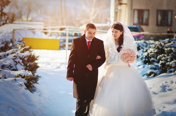 Pareja de boda joven en el soleado día de invierno — Foto de Stock