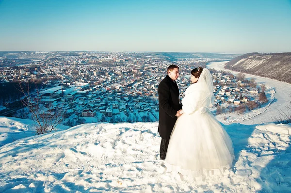 Unga brudparet på solig vinterdag — Stockfoto