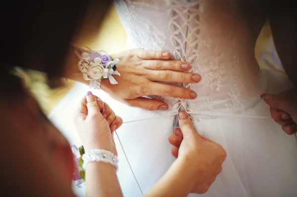 Brautjungfer trägt Kleid der Braut — Stockfoto