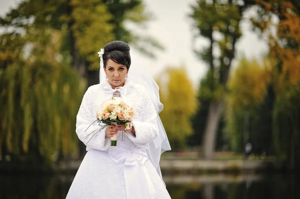 Portrait of bride with bouquet in autumn day — Stock Photo, Image