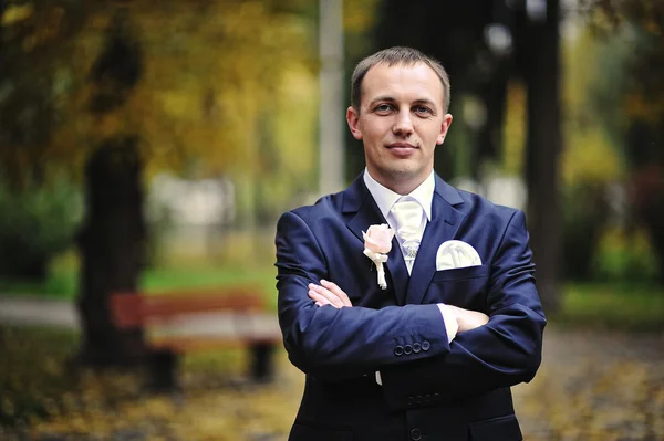 Portrait de marié avec bras croisés — Photo