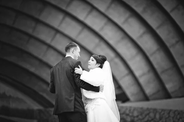 Wedding couple background singing  arena — Stock Photo, Image