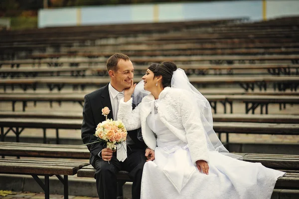 Matrimonio coppia seduta su molti panchina — Foto Stock