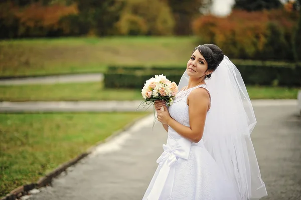 Portrait de mariée avec bouquet au jour d'automne — Photo