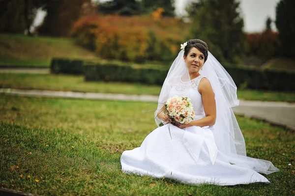 Portrait de mariée avec bouquet au jour d'automne — Photo