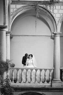 Düğün çift İtalyan avlu üzerinde