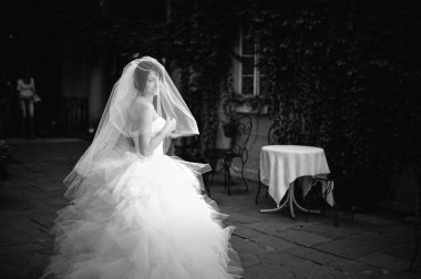 Genç esmer gelin peçe, siyah beyaz portre altında