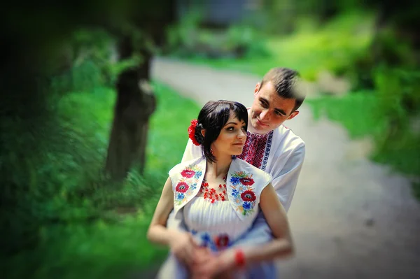 Jovem casal feliz em vestido nacional — Fotografia de Stock